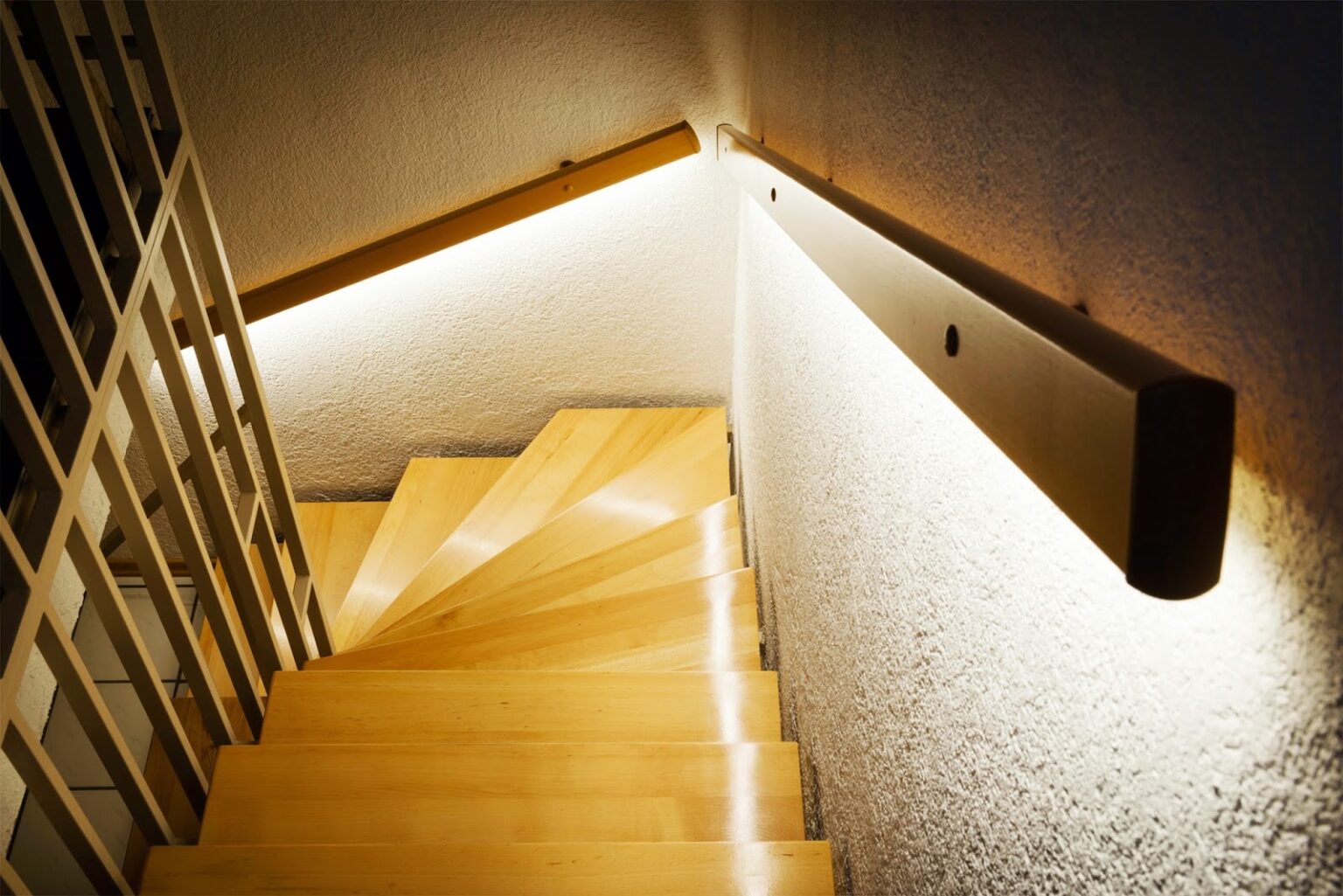 Освещение лестницы - декоративное заливающее